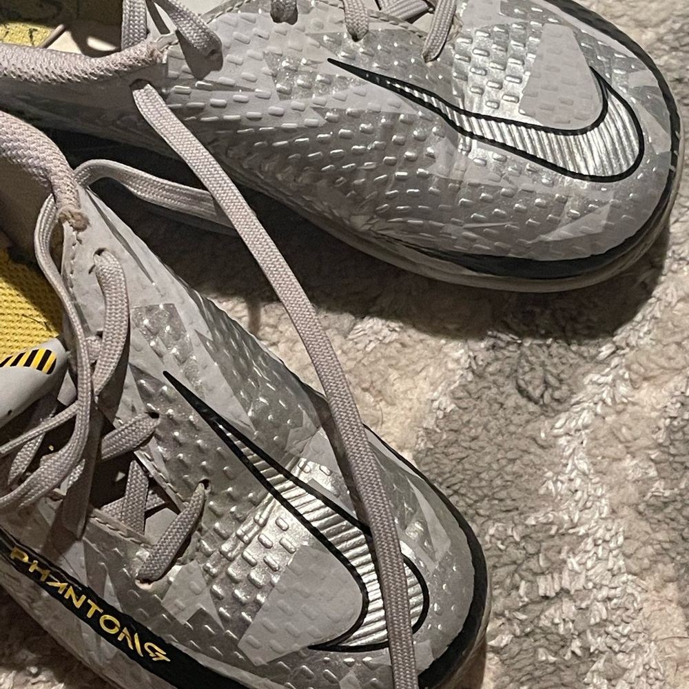 Nike Phantom GT Kids Indoor Soccer Shoes